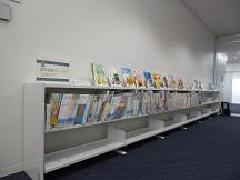 低めの棚の上に表紙が表に展示され、棚に本が並べられた教科書コーナーの写真