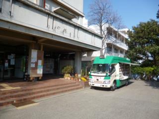 実花公民館脇駐車場前に移動図書館が停まっている写真