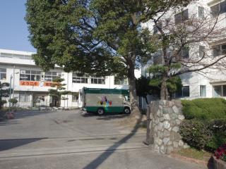 袖ケ浦西小学校駐車場前に移動図書館が停まっている写真