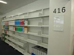 柱に416と書かれ、壁側に本棚がある縮刷版・電話帳コーナーの写真