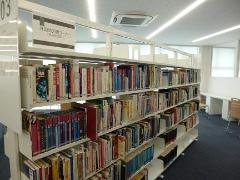 外国語図書コーナーに設置されたたくさんの本が並べられた5段の本棚の写真