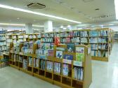 本棚に本が並んだ谷津図書館児童書コーナーの全体写真