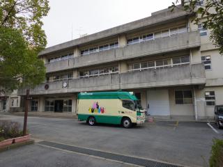 谷津南小学校に移動図書館が停まっている写真