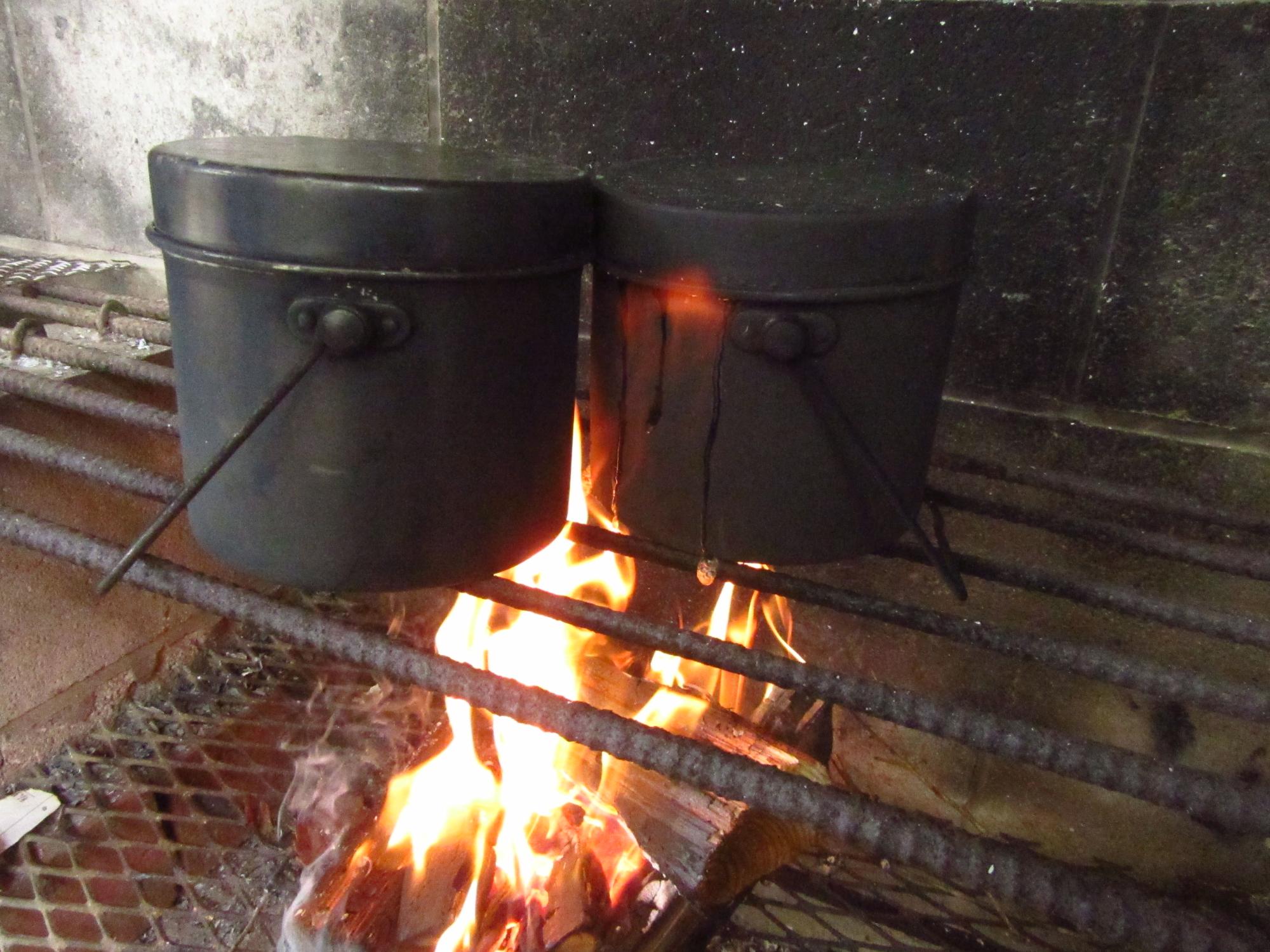 飯盒で炊き込みご飯（かまどで炊飯中）