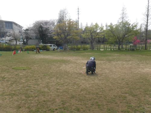 2名の工事スタッフが仮設駐車場の位置を測っている写真