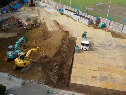 2台の建設機械などで旧通路の撤去工事をしている様子の写真