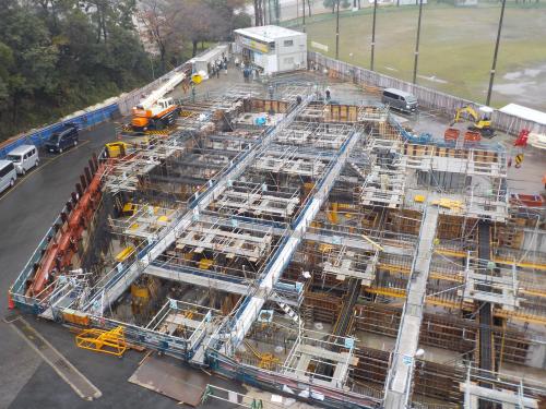 南側の建物の基礎工事中の様子を高台から撮影した写真