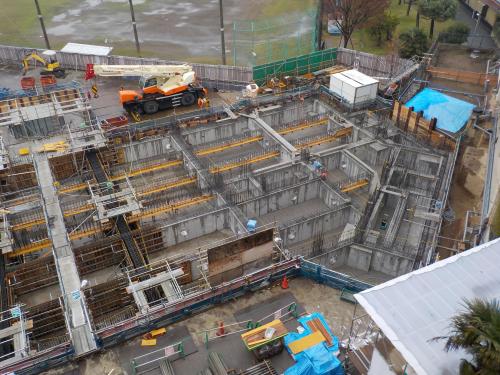 北館の建物の基礎工事中の様子を高台から撮影した写真