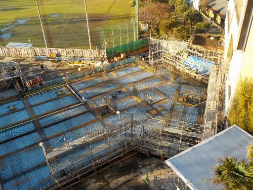 建物の周囲に足場が組まれた北館の建物の基礎工事が完成した様子を上から撮影した写真