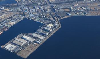 工場などの建物が建ち並ぶ茜浜周辺地域の空撮写真