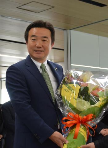 笑顔で花束を受け取る市長が初登庁の様子の写真