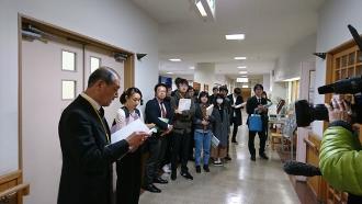 谷津コミュニティセンターの廊下に一列に立って説明を受けている参加者の写真