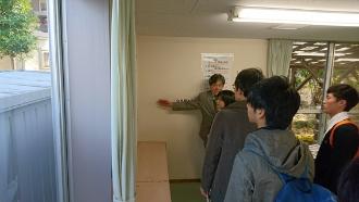屋敷公民館の室内で耐震化の説明を受けている参加者の写真