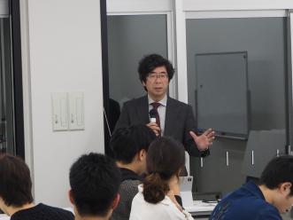 右手にマイクを持って話しをしている大塚隊長の写真