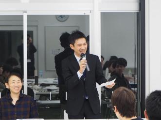 右手にマイクを持ち笑顔で話をしている平林公認会計士の写真