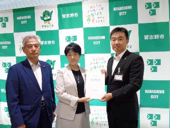 右端に市長が立ち、中央にいる福田代表監査委員が意見書を手渡し、左端に斉藤監査委員が立っている画像