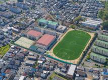 大きな人工芝グラウンドがある習志野高校を上空から写した航空写真