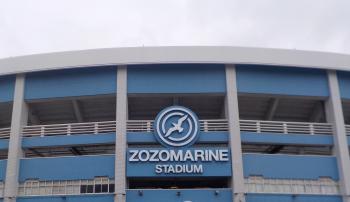 グレーと青色で施されたZOZOマリンスタジアム建物外観の写真(ZOZOマリンスタジアムのサイトへリンク)