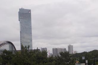 周辺に巨大な高層ビルが建っている写真(ZOZOマリンスタジアムのサイトへリンク)