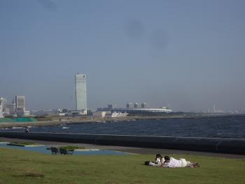左側に高層ビル群、手前に海が見える茜浜の写真(茜浜緑地のページへリンク)