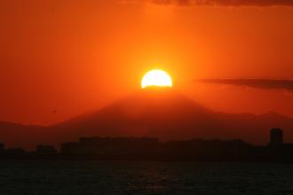 富士山の頂上に夕日が重なって幻想的なダイヤモンド富士の写真(茜浜緑地のページへリンク)