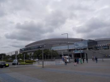 頂上が緩やかなカーブで造られている千葉県国際総合水泳場の建物外観の写真