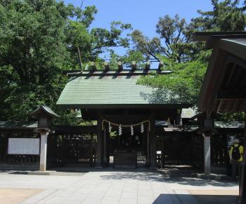 奥に本殿が鎮座する船橋大神宮の神門の写真