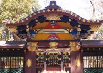 赤や青色などカラフルな色で装飾された常磐神社の拝殿の写真(意富比神社～船橋大神宮～のサイトへリンク)