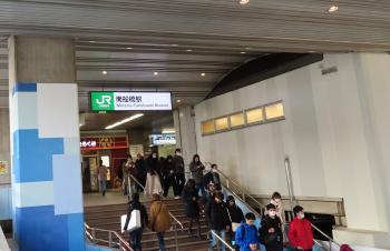 大勢の人達が利用しているJR京葉線南船橋駅の階段を撮影した写真