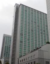 2棟の高層階の建物が並んでいる千葉工業大学津田沼キャンパスの建物外観の写真