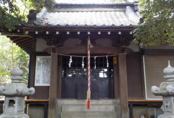 両側に石灯篭が設置されている天津神社の拝殿の写真