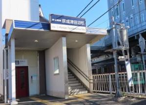 左にエレベーター、右に階段が設置されている京成津田沼駅北口の写真