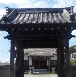 慈眼寺の本堂を門の間から撮影した写真