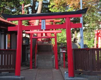 奥へ続く階段の参道沿いに朱色の鳥居が間隔をあけて立っている八幡稲荷神社の写真