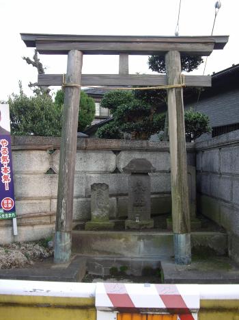 小さな鳥居の奥に3つの形の違う石塔が建立されている庚申塔の写真