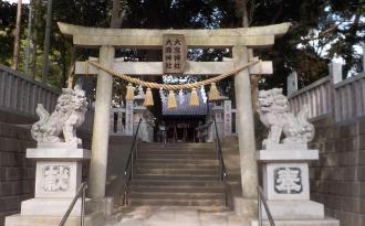 鳥居の左右に狛犬がある大宮大原神社の写真