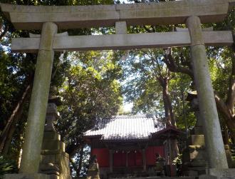 石の鳥居から拝殿を写した八剣神社の写真