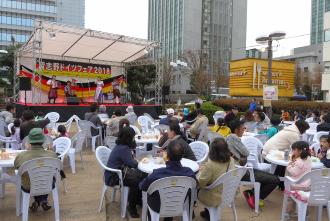 お客さんがステージイベントを見ているドイツフェアの会場様子の写真