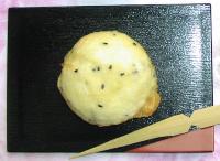 添えられた竹串と胡麻が入ったあげ饅頭の写真