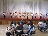袖ケ浦体育館のステージ上で子供たちが体操を披露している様子の写真