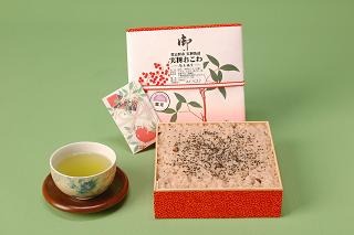 美鶴堂の実籾おこわと隣にお茶が添えられた写真