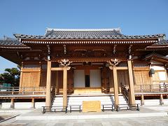 正面の引き戸が少しだけ開いている無量寺の本堂の建物外観の写真