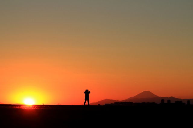 茜浜海浜公園から見える日の出に向かって叫んでいる人の写真