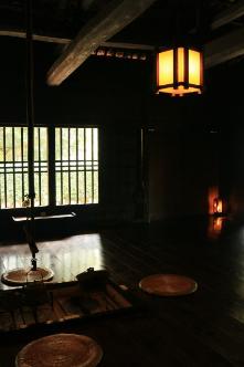 旧鴇田家住宅の中にある囲炉裏や窓越しに景色が見える写真