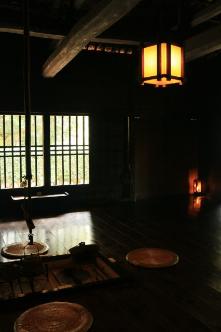 旧鴇田家住宅の中にある囲炉裏や窓越しに景色が見える写真