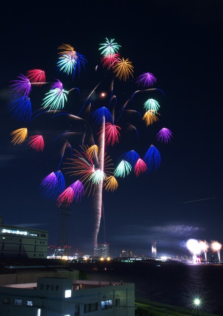 屋上で撮影された習志野市60周年花火大会の様々な色の花火の写真