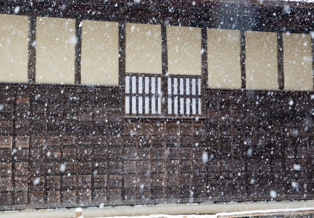 旧鴇田家住宅に雪が降っている様子の写真