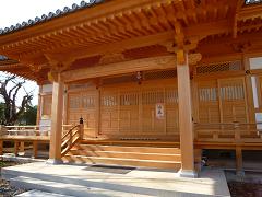 真新しい造りをした正福寺の本堂正面を右斜めから撮影した写真