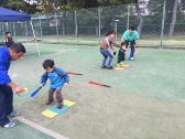 袖ケ浦テニスコートで足元に設置された障害物を避けて走る児童たちの写真