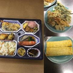 左：ごはんと6種類のおかずが盛りつけられたお弁当、右：お皿の上に天ぷらやだし巻き卵が置かれ並んでいる写真